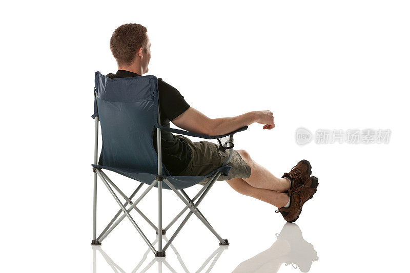一个男人背对白色坐在椅子上的后视图