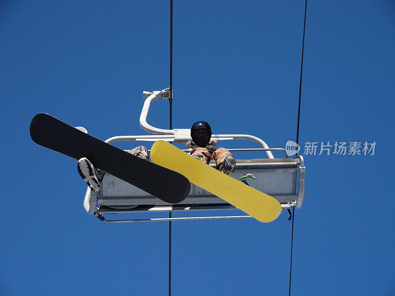 2号升降椅上的黑色和黄色滑雪板