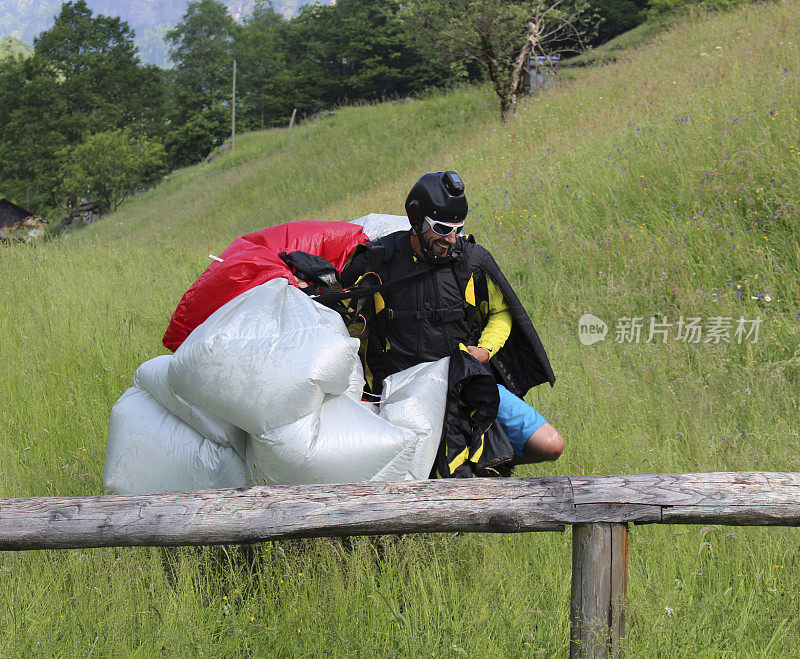 在瑞士伯尔尼坎顿降落后，一名跳伞者。