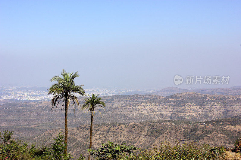 印度西部高止山脉的绿色山丘景观