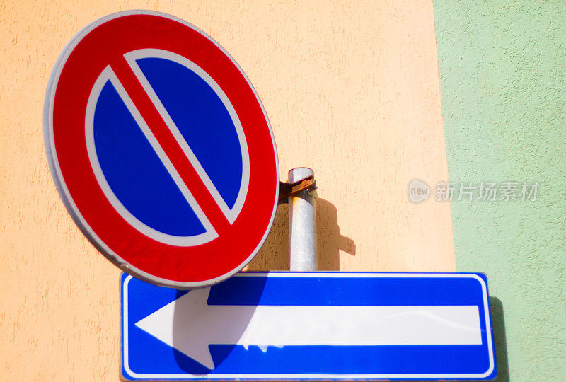 意大利街头标志:彩色墙上禁止停车标志