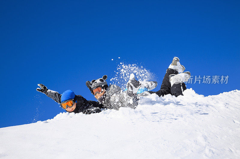 冬季运动玩少年男孩和女孩滑雪者享受