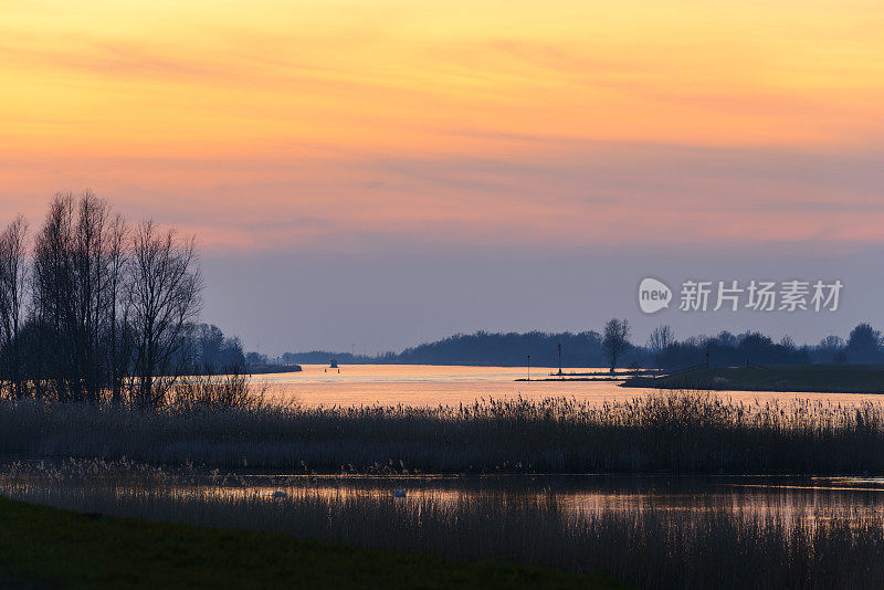 冬天的日落在IJssel河