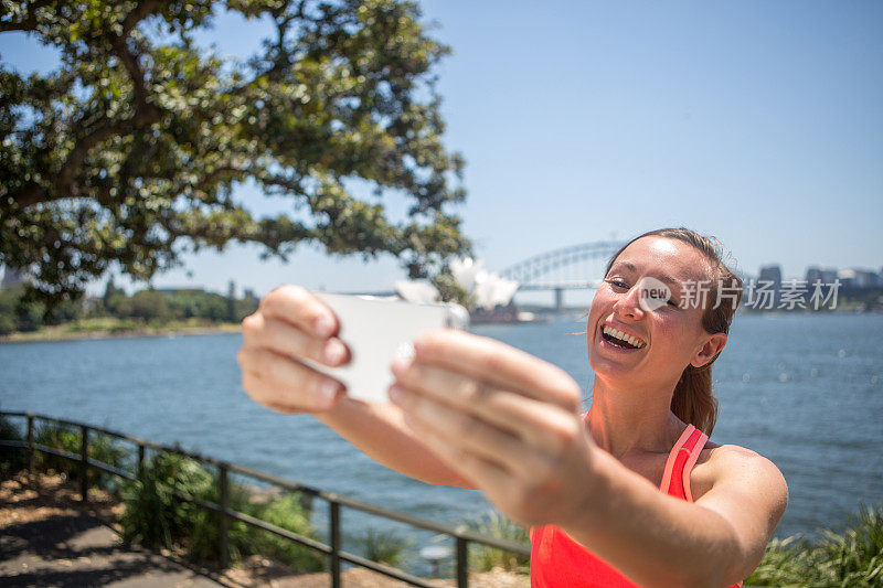 悉尼一名年轻女子与城市天际线自拍