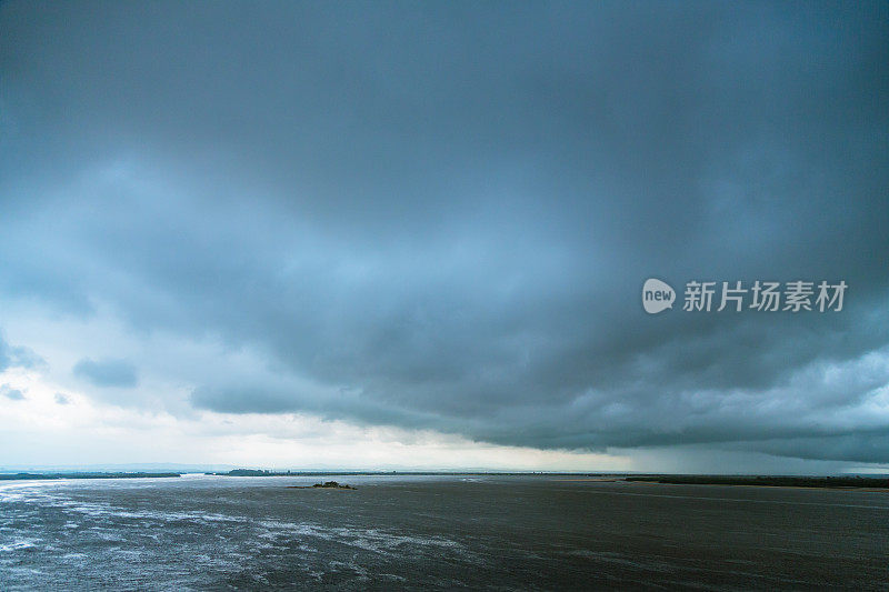 巨大的暴风雨云