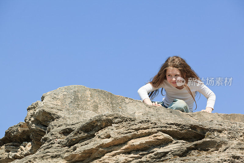 自由与野性:山顶上的小女孩