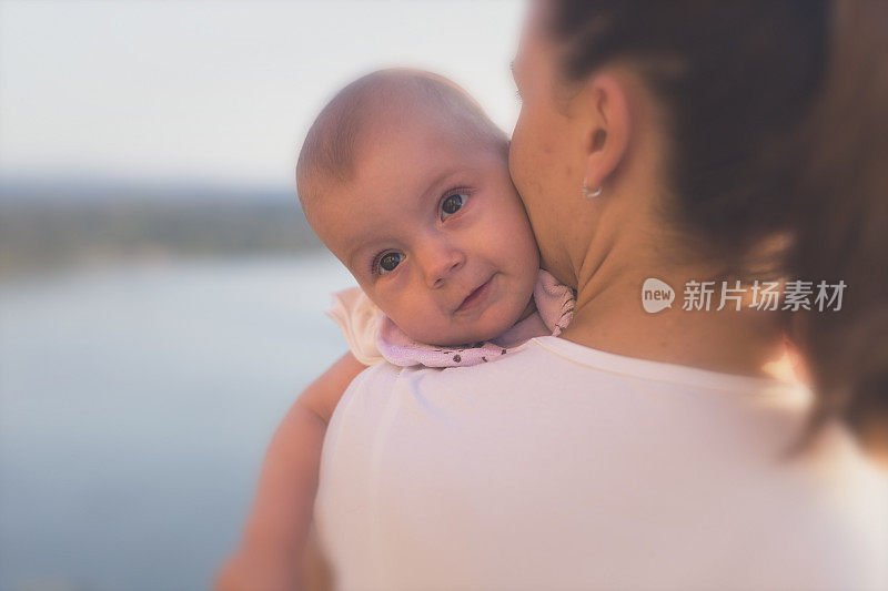 宝宝喜欢在一个美好的日子里被妈妈抱在怀里