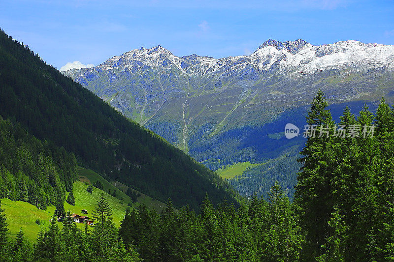 雄伟的Kaunertal南蒂罗尔雪峰山脉全景和田园诗般的Otztal泰罗尔山谷从上面，奥地利