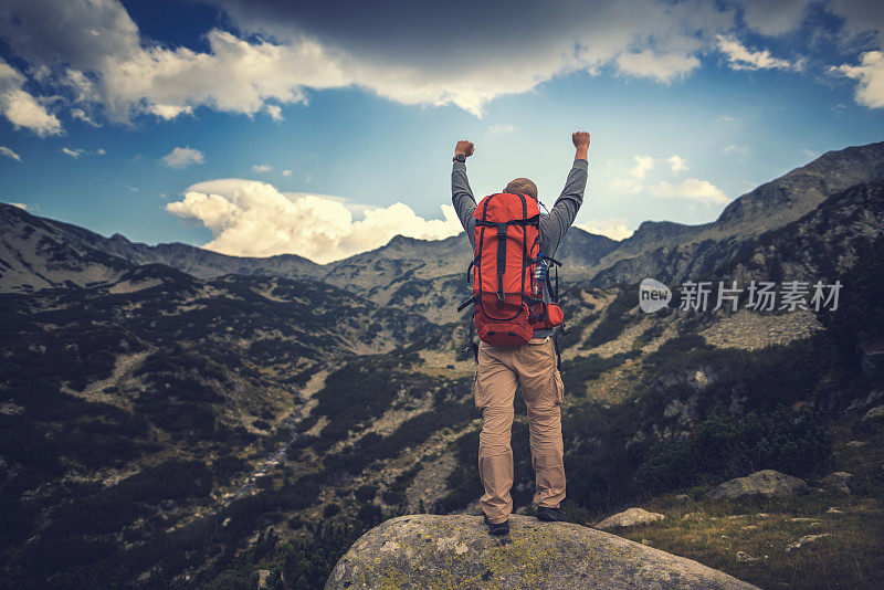 在山上徒步旅行，从上面欣赏风景