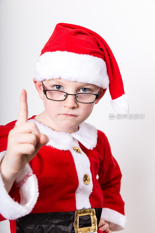 男孩在圣诞节打扮成圣诞老人