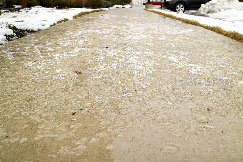潮湿的结冰的人行道，危险的人行道