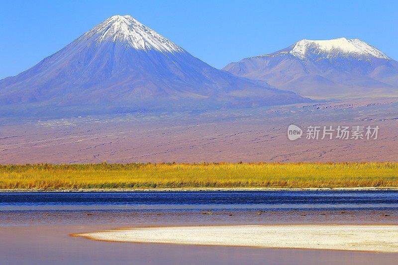 拉古纳塞贾尔-戏剧性的塞贾尔湖镜面反射，利坎卡武尔和Miniques雪顶火山和田诗化的阿塔卡马沙漠，火山景观全景-圣佩德罗阿塔卡马，智利，Bolívia和阿根廷边境