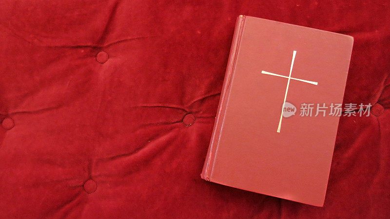 红色圣经与十字在红色垫子副本空间