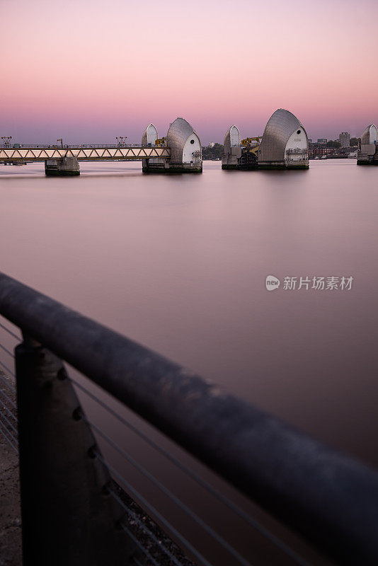 伦敦泰晤士河防洪堤上的日落