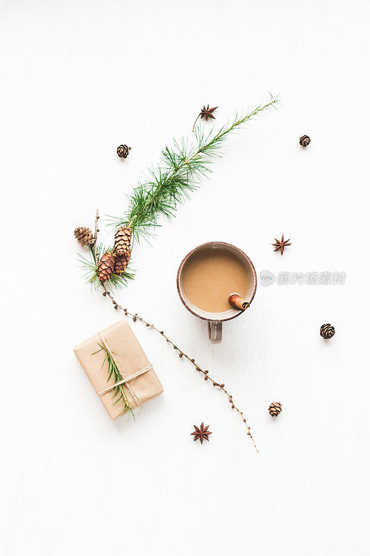 咖啡杯，落叶松树枝，肉桂棒，圣诞礼物