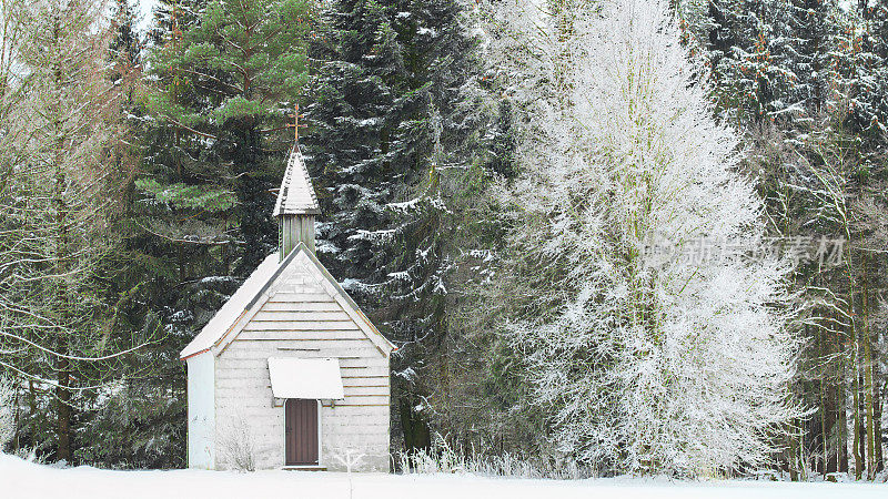 冬天看小雪盖的乡村木制教堂在结冰