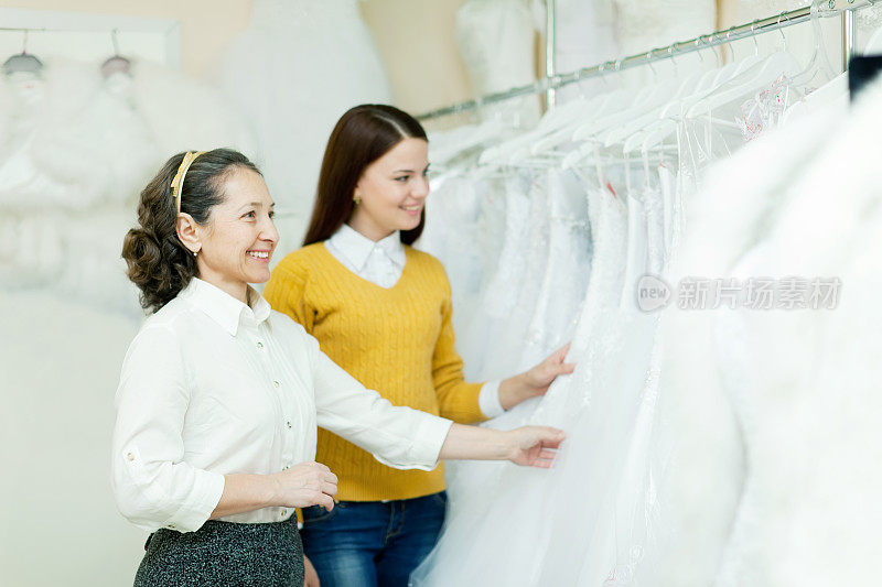 新娘选择白色礼服