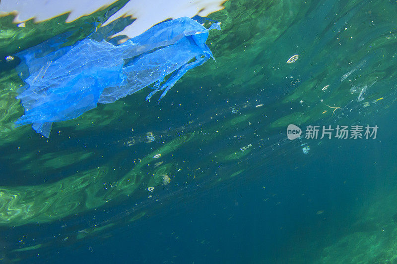 环境问题:海洋中的塑料袋