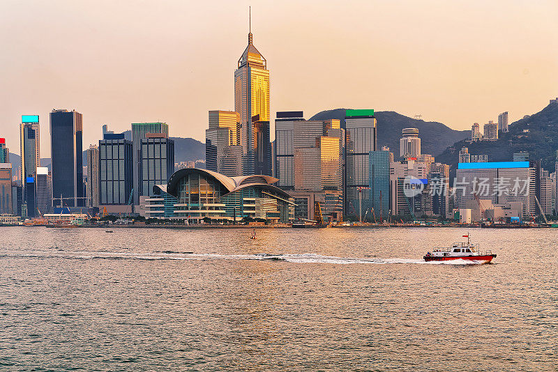 日落时香港维多利亚港的水艇