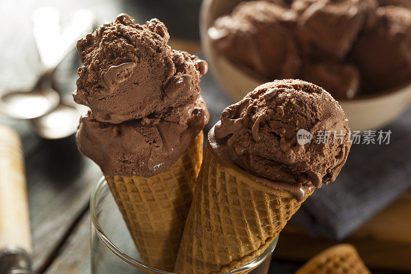 自制黑巧克力冰淇淋蛋卷