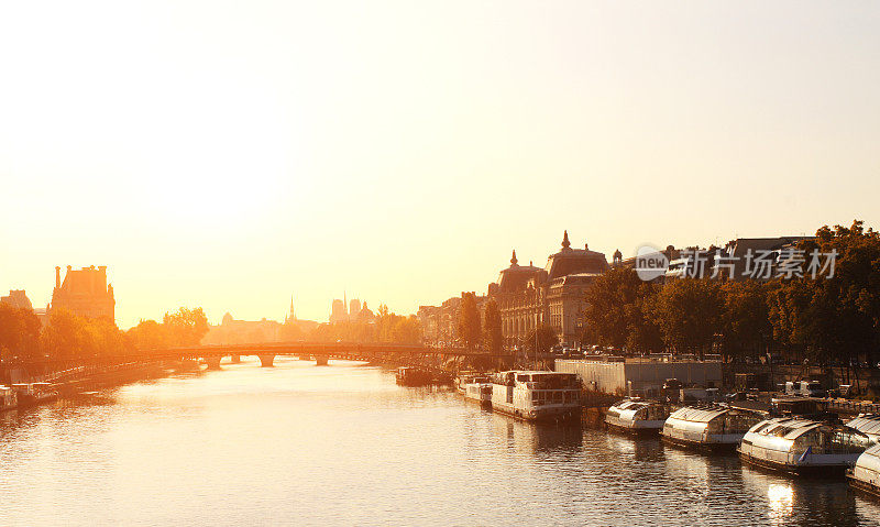 法国巴黎，塞纳河上的日出