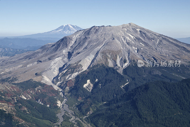 圣海伦斯山和雷尼尔山空中十月雪前