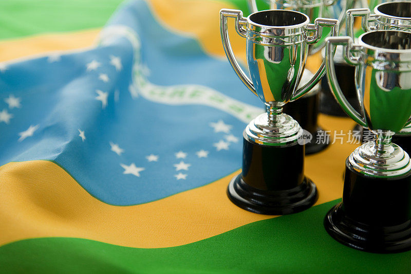 巴西国旗和获奖奖杯