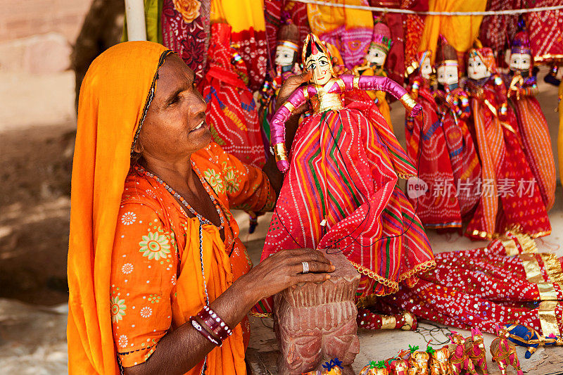 卖木偶的印度妇女。焦特布尔,拉贾斯坦邦。