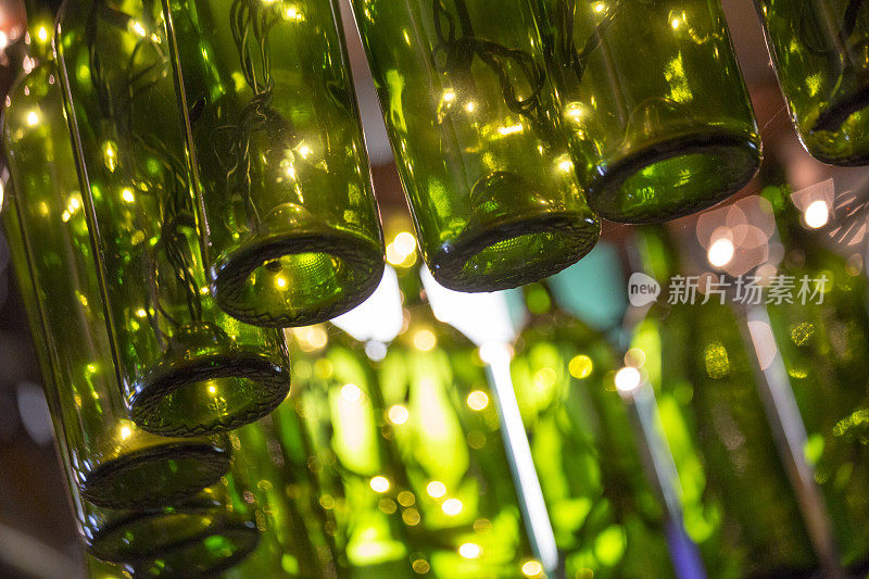 绿色酒瓶作为灯具，抽象背景