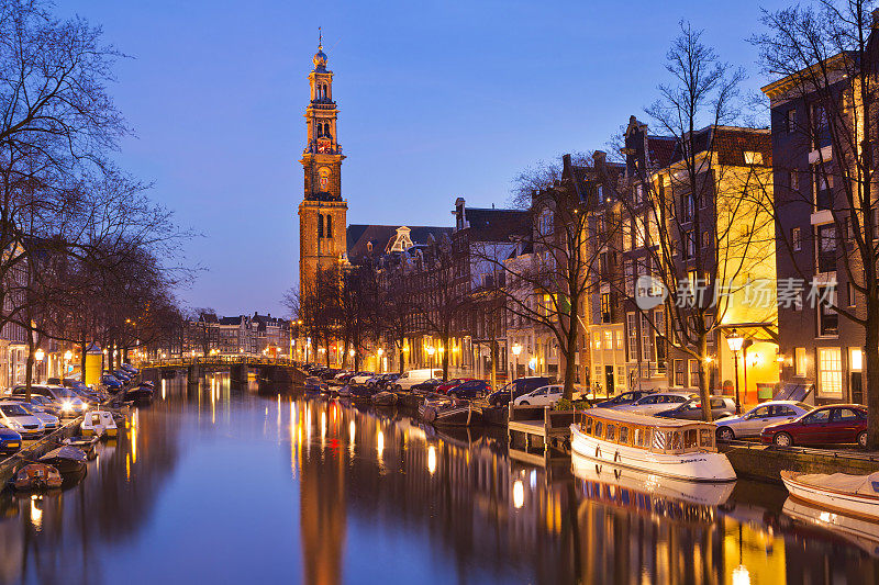 阿姆斯特丹运河，荷兰和Westerkerk的夜晚