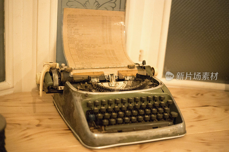 老式黑色手动打字机