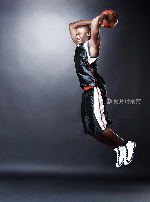 非裔美国篮球运动员扣篮得分