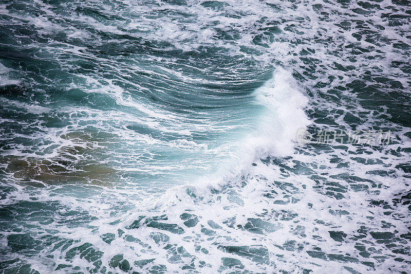 大浪在波涛汹涌的海面上拍打。