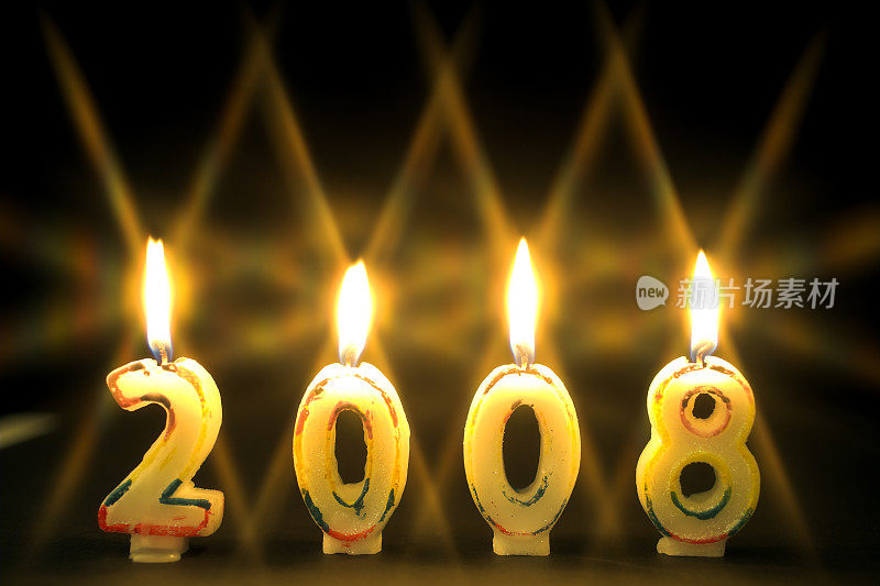 2008在点燃的蜡烛中拼出。