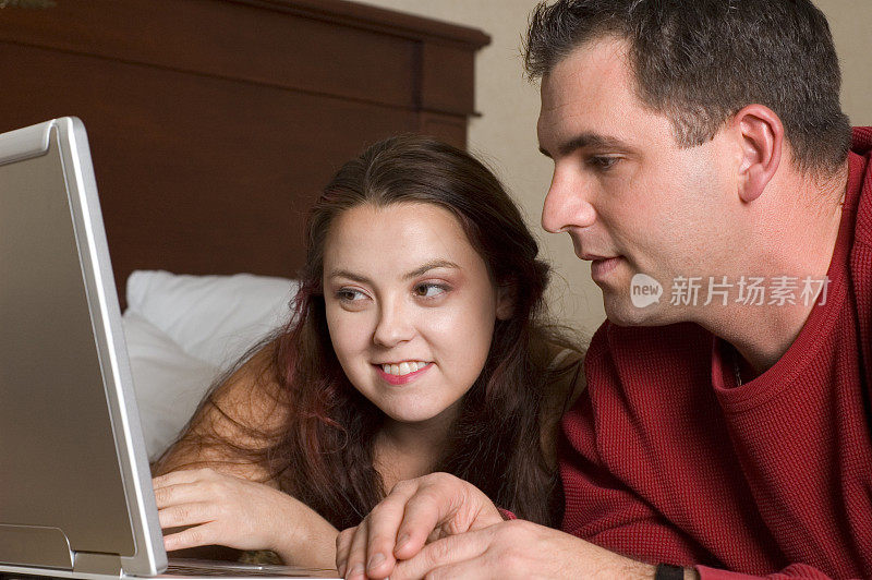 一对夫妇在享受笔记本电脑