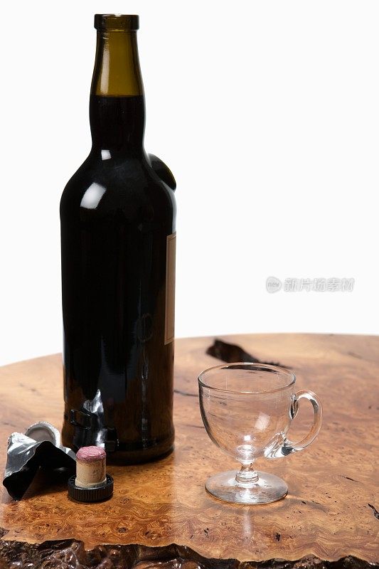 已开瓶的葡萄酒还没有倒上玻璃杯