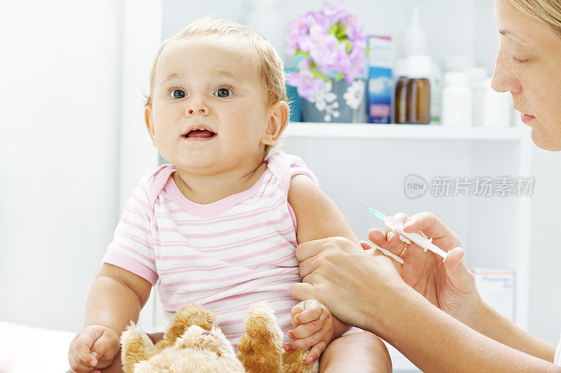 可爱的女婴正在接种疫苗