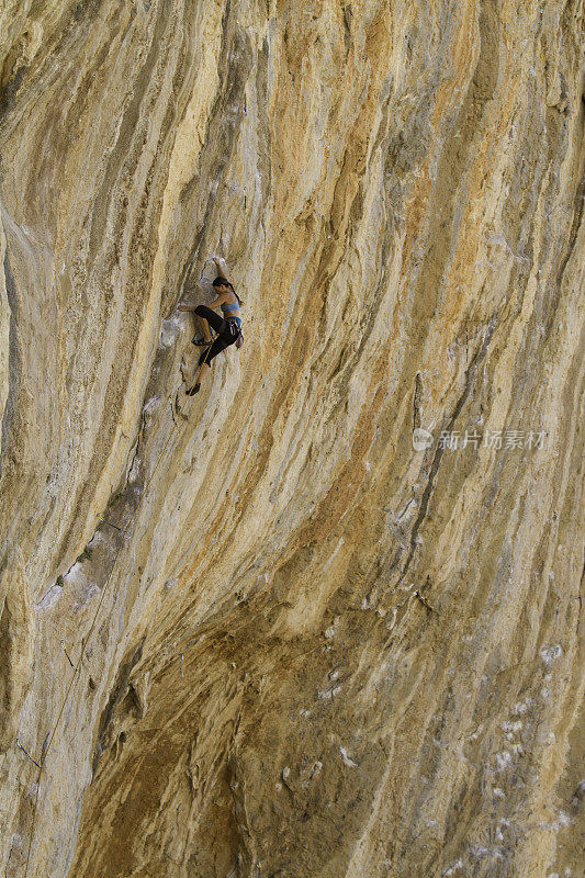 女人rockclimbing