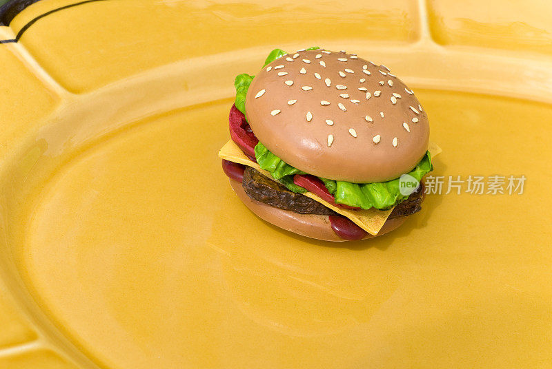 不健康的食物:人造的，假的汉堡，塑料奶酪汉堡午餐