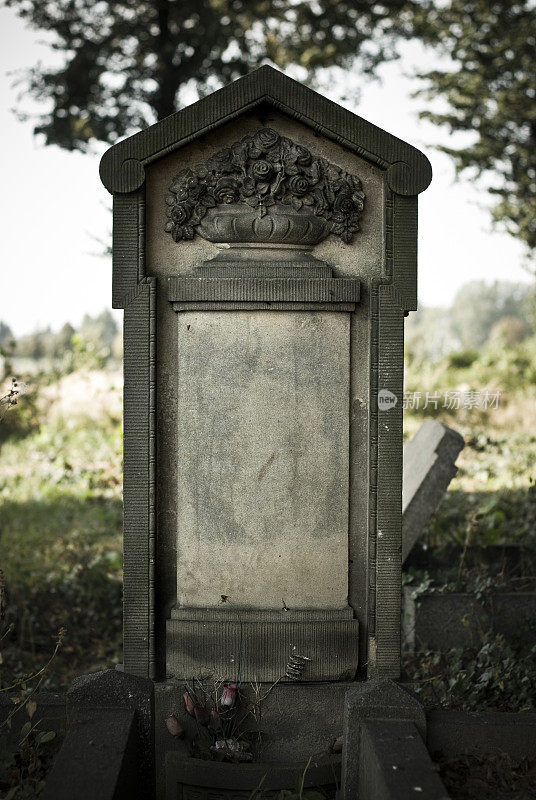 旧空白的墓碑