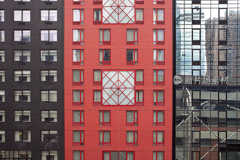 红黑和镜像摩天大楼外立面