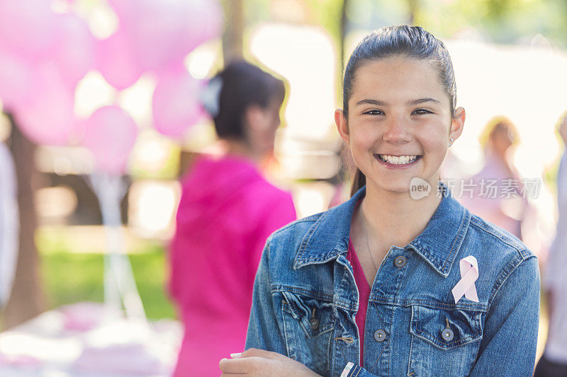 快乐的青春期前女孩志愿参加乳腺癌意识竞赛