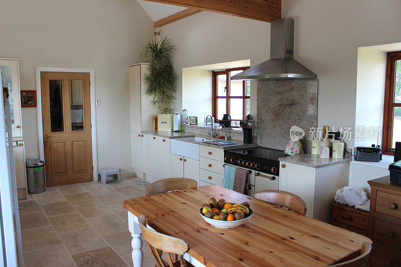 乡村厨房，花岗岩台面，煤气灶，瓷砖地板，松木桌子
