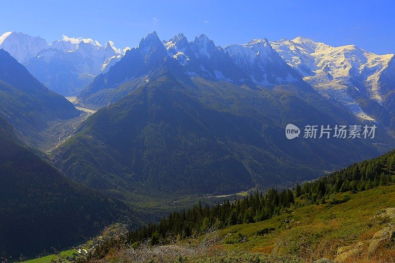 勃朗峰田园风光的高山乡村，小径小径-夏蒙尼阿尔卑斯