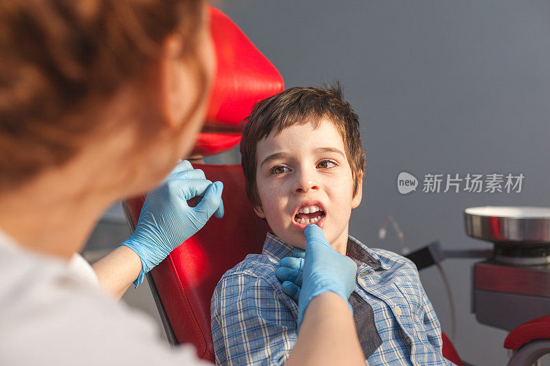 牙医和一个年轻病人