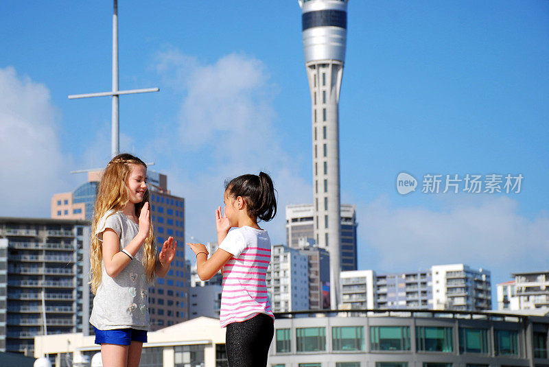 女孩对抗城市场景