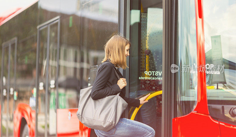 年轻女子跨进公共汽车