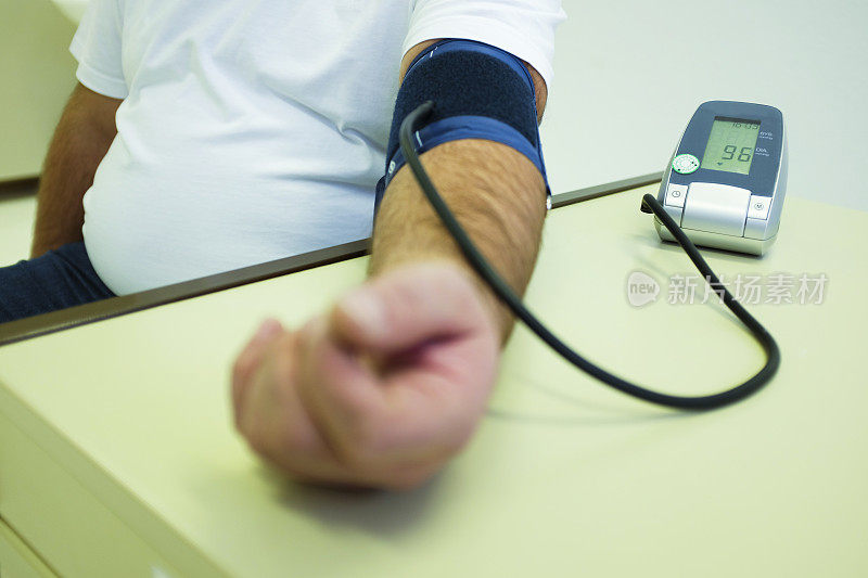 病人在医生的办公室....测量血压