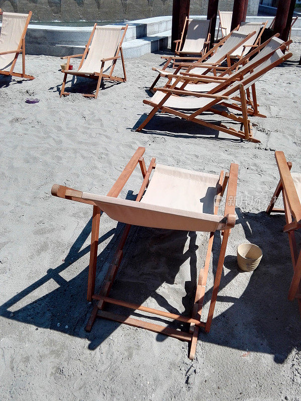 沙滩椅在沙滩上