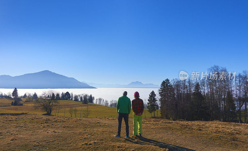 父亲和儿子享受美丽的瑞士山全景